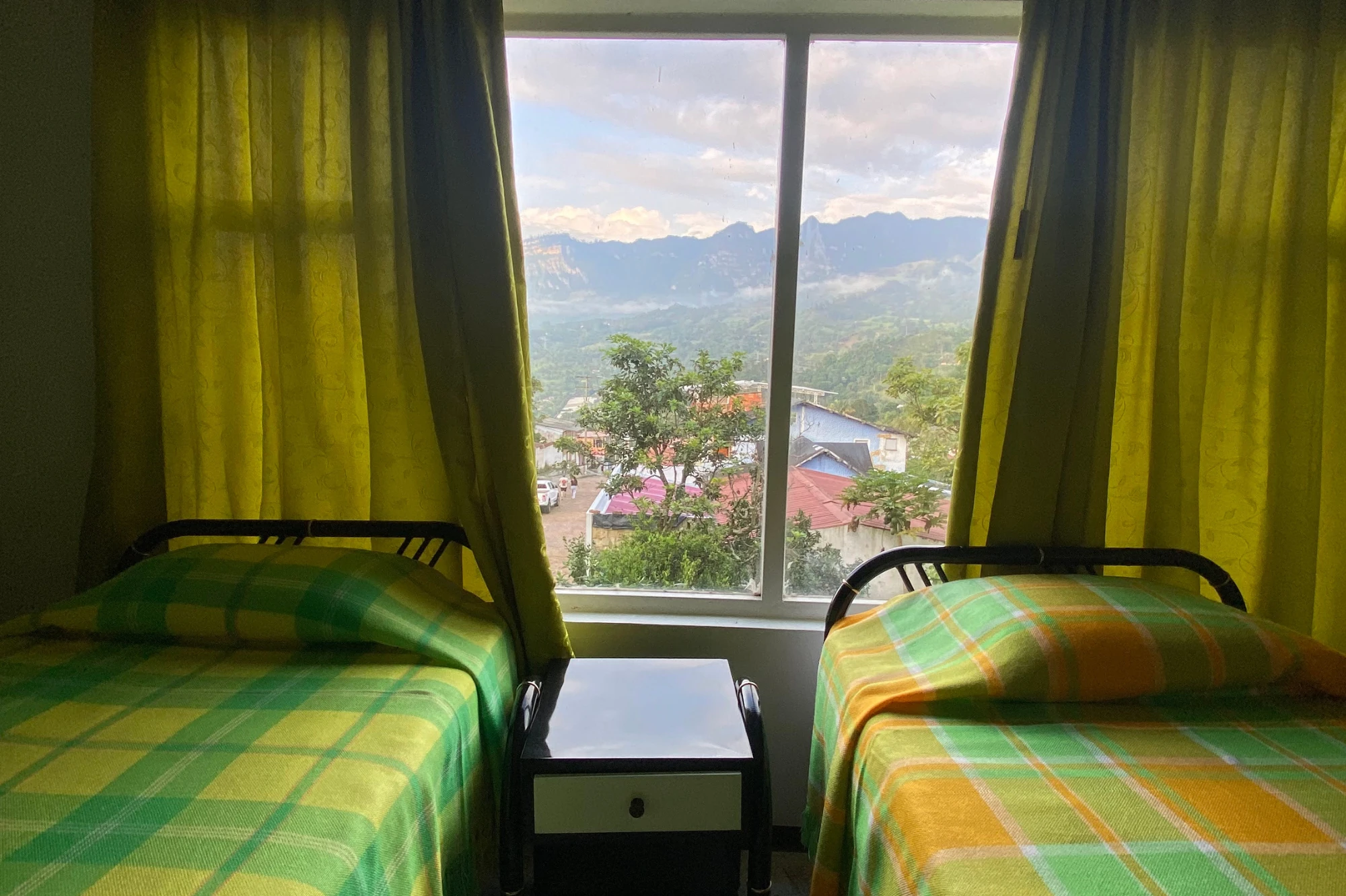 Vista Habitacion Cama doble y Dos Sencilla